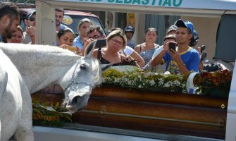 Tuga: Konj se oprašta od svog vlasnika(FOTO)