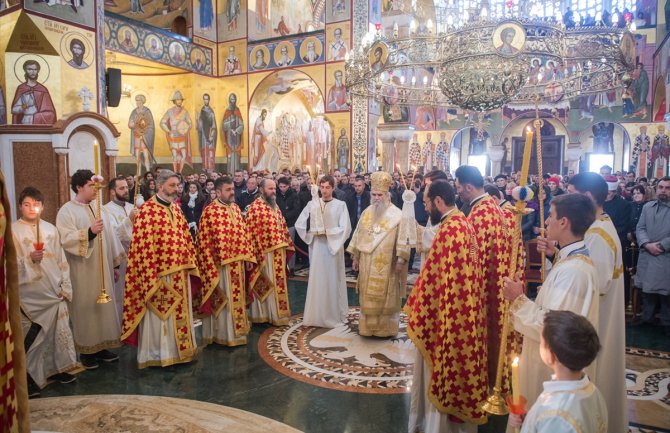 U Hramu Hristovog Vaskresenja u Podgorici održana božićna liturgija(FOTO)