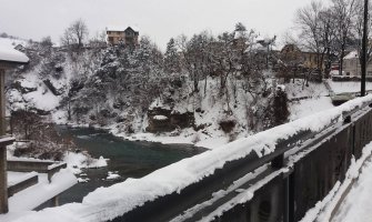 Crveni meteoalarm i dalje na snazi: Provijavanje snijega na sjeveru, vjetar na jugu