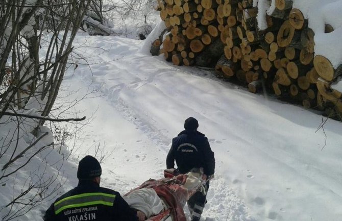Kolašin: Spasili nepokretnu staricu, 3 km je nosili pješke kroz sniježne namete