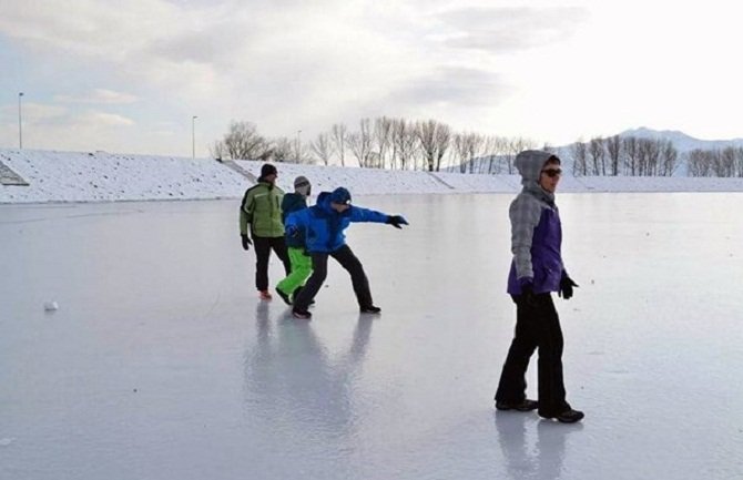 Hrabri Nikšićani testirali zaleđeni Krupac (FOTO)