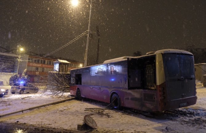 Autobus se zakucao u kuću Cece Ražnatović(FOTO)