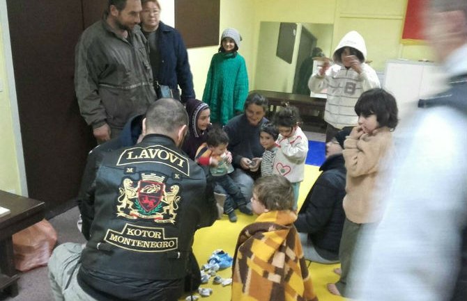 Kotor: 11-člana porodica spavala u golfu, od smrzavanja ih spasili humanitarci