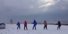 Crnogorska posla: Skijanje na plaži u Ulcinju(VIDEO)