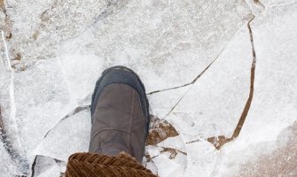 Šta da uradite i kako da se ponašate ako vam pukne led pod nogama i upadnete u ledenu vodu (VIDEO)