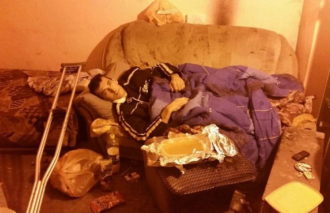 Vasko(34) iz Podgorice živi u veoma lošim uslovima: Nepokretan je i nema hranu, vodu i grijanje