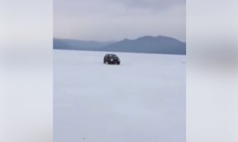 Vozio automobil preko zaleđenog Skadarskog jezera (VIDEO)