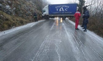 Stari put od Podgorice prema Danilovgradu: Kamion prepriječio cestu