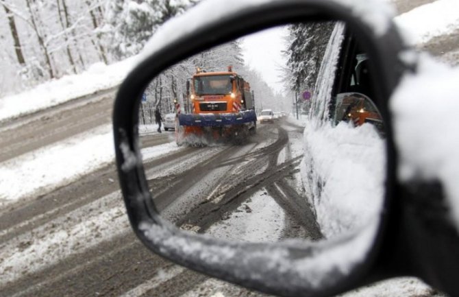 Vozači oprez, na sjeveru mogućnost obrušavanja lavina