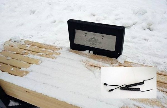 Nikšić: Pametna klupa već oštećena, počupani kablovi 