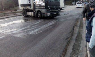 Igalo: Šleper proklizao, saobraćaj bio u prekidu