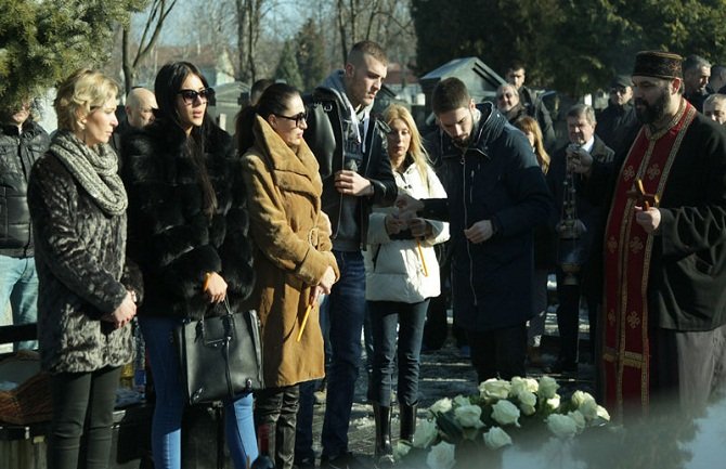 Na Arkanovom grobu među porodicom i prijateljima i ćerka iz Belgije