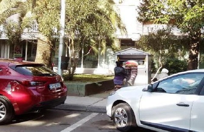 Kradu odjeću iz kontejnera Crvenog krsta