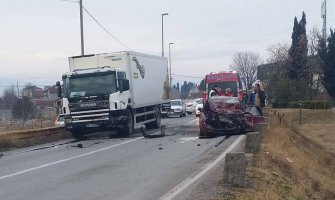 Golubovci: Sudar kamiona i auta, vozač auta poginuo na licu mjesta