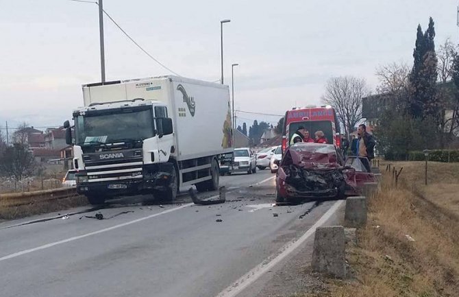 Golubovci: Sudar kamiona i auta, vozač auta poginuo na licu mjesta