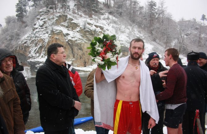 Bijelo Polje: Merdović prvi doplivao do časnog krsta (FOTO)