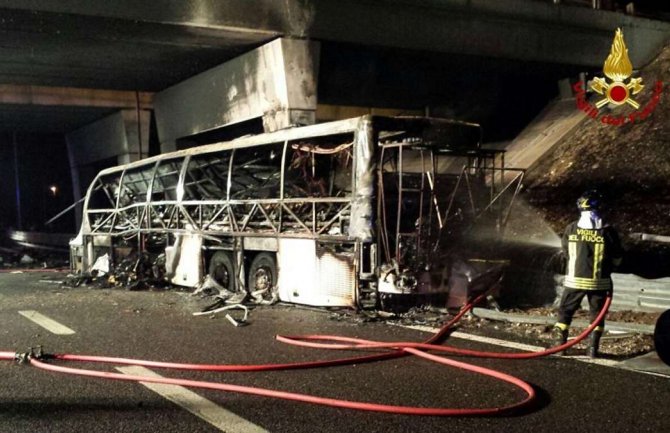 Italija: Autobus sa učenicima udario u stub, najmanje 16 mrtvih