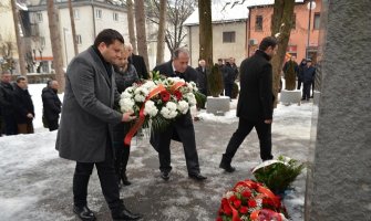 Građani i rodbina položili cvijeće na spomen obilježje stradalima u vozu