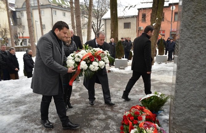 Građani i rodbina položili cvijeće na spomen obilježje stradalima u vozu