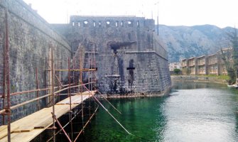 Rizičan i komplikovan posao: Niko neće da vrati kontrafor uz kotorske bedeme