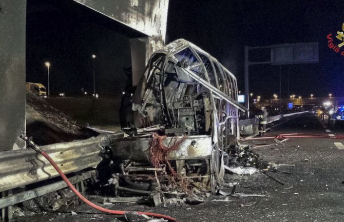 Nesreća u Italiji: Profesor spašavao učenike iz autobusa, ali nije uspio spasiti svoju djecu