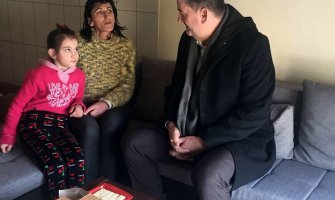 Nikšić: Samohranoj majci uručeni ključevi od stana