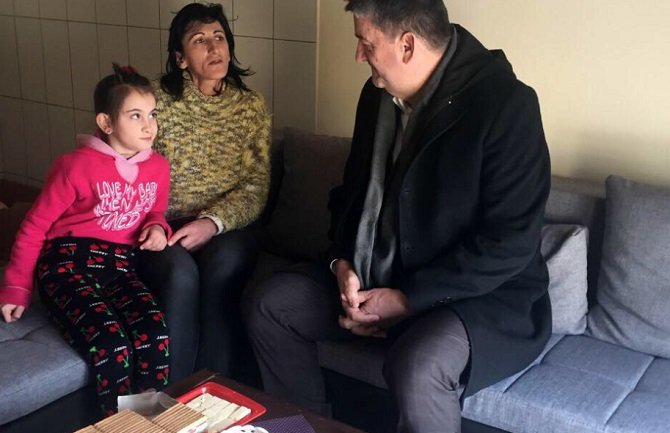 Nikšić: Samohranoj majci uručeni ključevi od stana