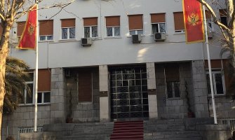 CKM: Konačno uklonjene sporne zastave ispred zgrade Skupštine