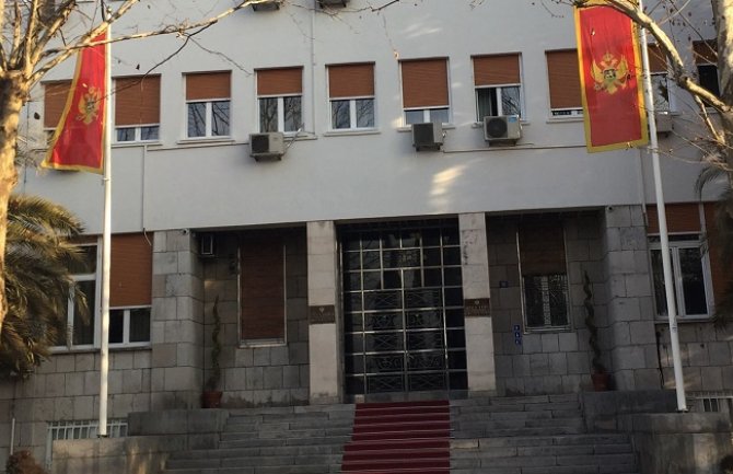 CKM: Konačno uklonjene sporne zastave ispred zgrade Skupštine