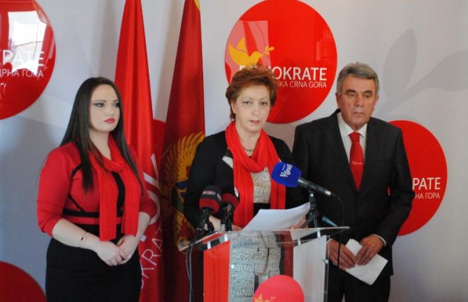 Popović: Naknade majkama ne mogu biti umanjene