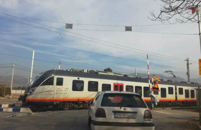 Pružni prelaz u Zagoriču: Rampa podignuta, semafori ne rade