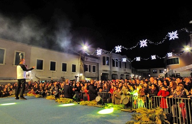 Toni Cetinski otvorio 48. Praznik mimoze i zapalio masu