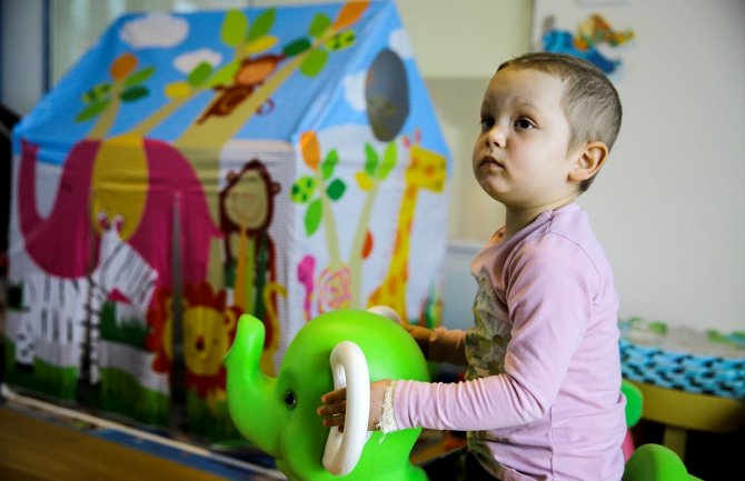 Djevojčica oboljela od leukemije: Kada porastem želim biti doktorica (FOTO)