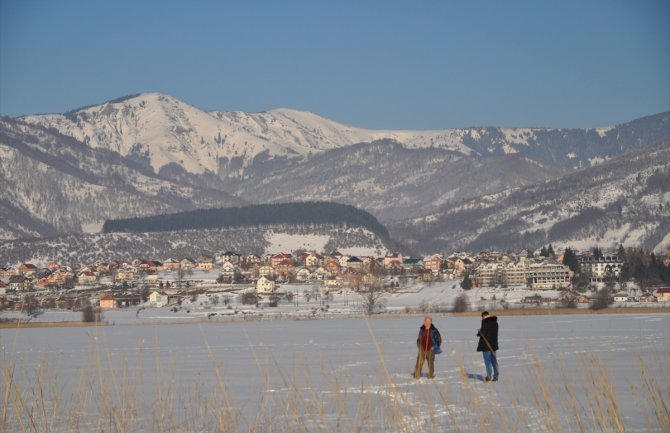 Atrakcija na zaleđenom Plavskom jezeru: Građani šetaju, neki se voze i automobilima(FOTO)