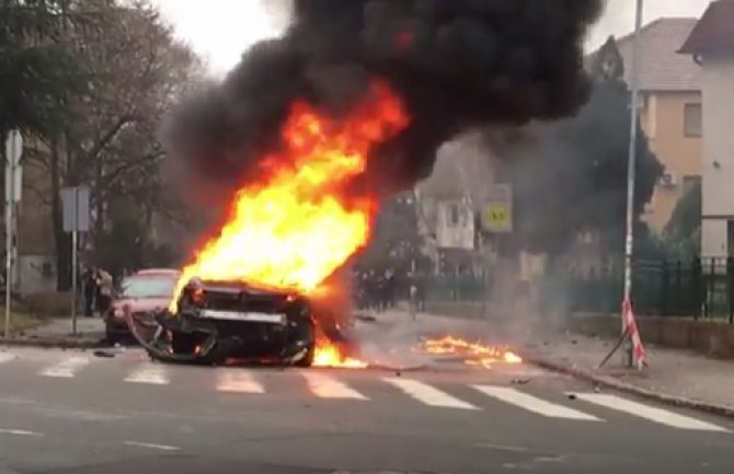 Beograd: Eksplodirao automobil u pokretu, teže povrijeđen vozač(VIDEO)