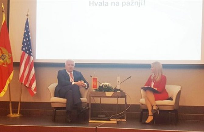 Marković u AmChamu: Potrebno unapređivati poslovni ambijent