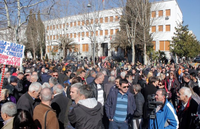 Poslanici DFa ušli u Skupštinu, došlo do fizičkog obračuna(VIDEO)