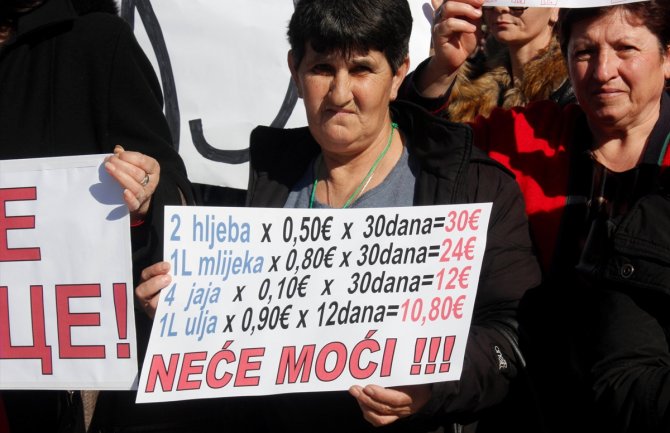 Pejak: Ukidaju socijalne naknade, smanjiće plate prosvjetarima i zdravstvenim radnicima