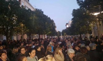 Oko 300 majki prenoćiće ispred vlade; Vlada: Nećemo da razgovaramo sa aktivistima DF-a i Alternative