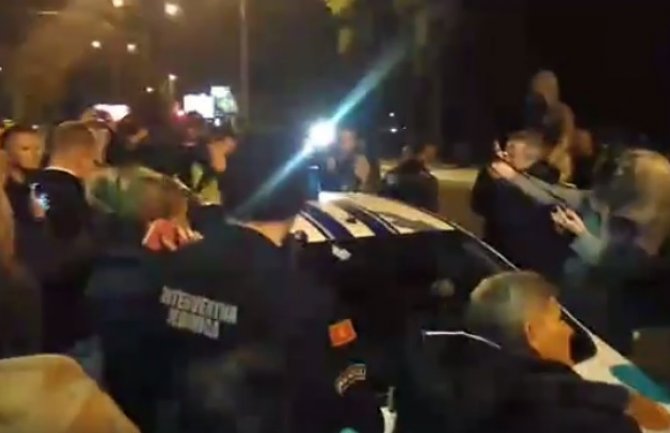 Policija pokušala da uzme šatore majkama (VIDEO)
