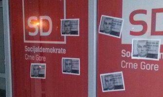 Ulazna vrata prostorija SD-a oblijepljena porukama: “Mala smo mi zemlja koliki ste vi izdajnici”