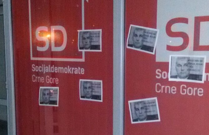Ulazna vrata prostorija SD-a oblijepljena porukama: “Mala smo mi zemlja koliki ste vi izdajnici”