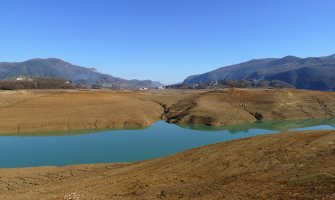 Ramsko jezero: Voda se povukla i pokazala potpoljena sela, grobove...(FOTO)