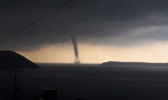 Dvije pijavice na ulazu u Boku (FOTO)