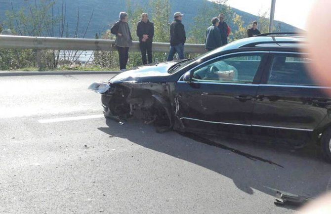 Dvoje povrijeđenih u udesu u Kumboru (FOTO)