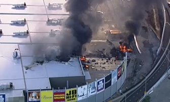 Avion udario u tržni centar, pet osoba stradalo (VIDEO)