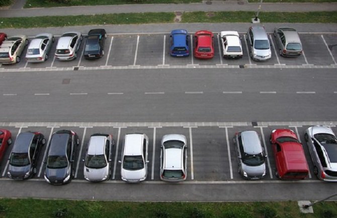 Političar ključevima grebe automobile na parkingu