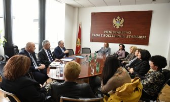 Ministar Purišić razgovarao sa majkama: Rješenje za ovaj problem treba tražiti u dijalogu