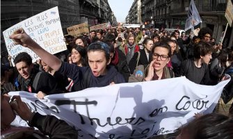 Policija suzavcima i pendrecima napala studente na demonstracijama  (VIDEO)