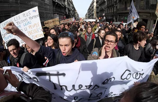 Policija suzavcima i pendrecima napala studente na demonstracijama  (VIDEO)